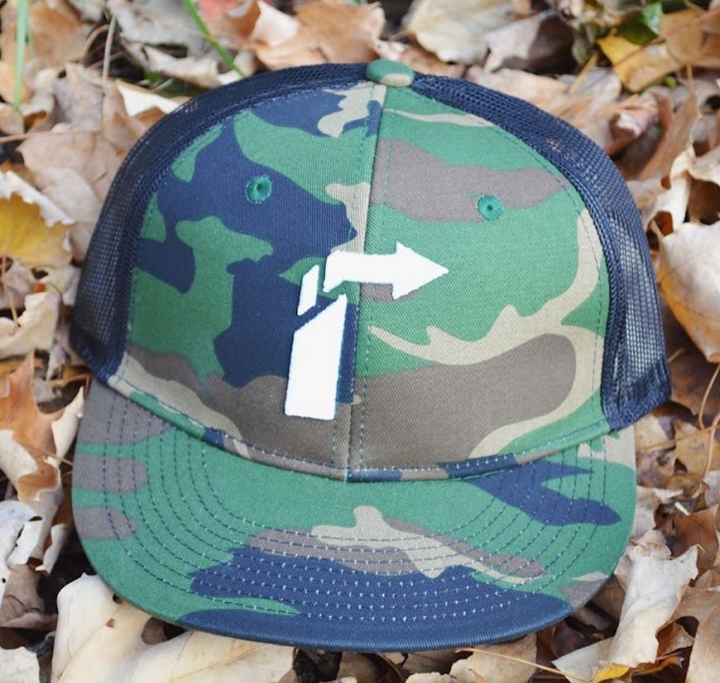 Camo Trucker Hat – White Arrow Mesh Snapback for Outdoor & Streetwear Style